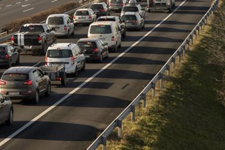 Több útszakaszon torlódások lehetnek a hőségben