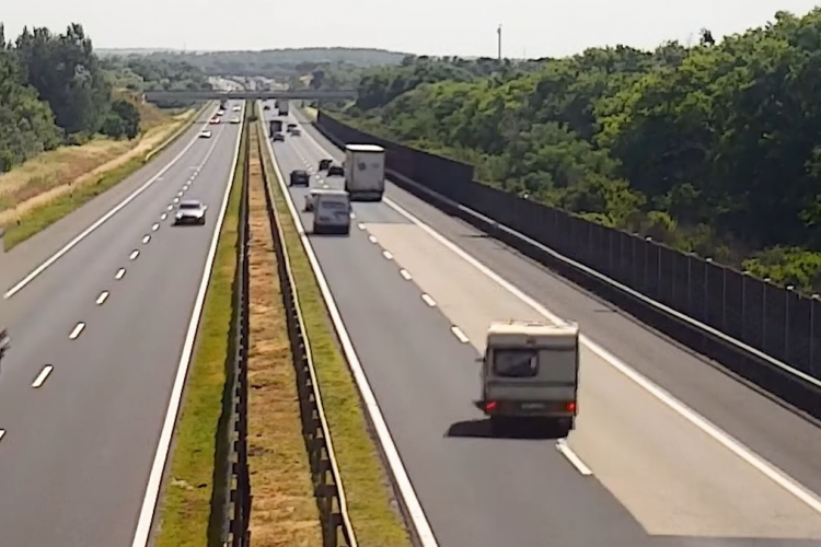 Rommá törtek egy lakókocsit az M3-ason - VIDEÓ