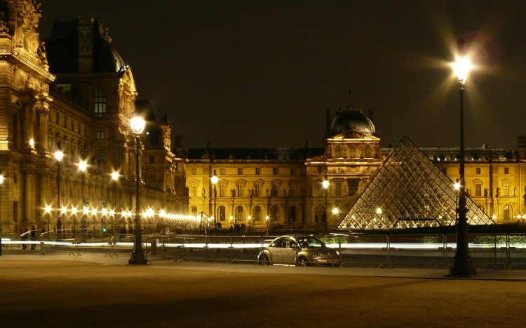 Újra kinyitott a Louvre